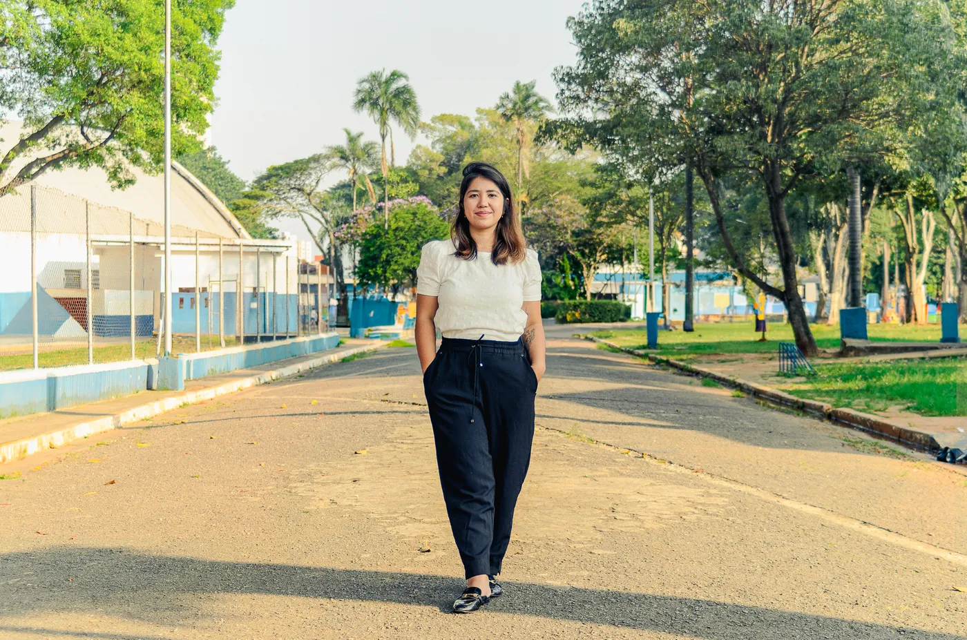 A psicóloga Mei Goia num parque